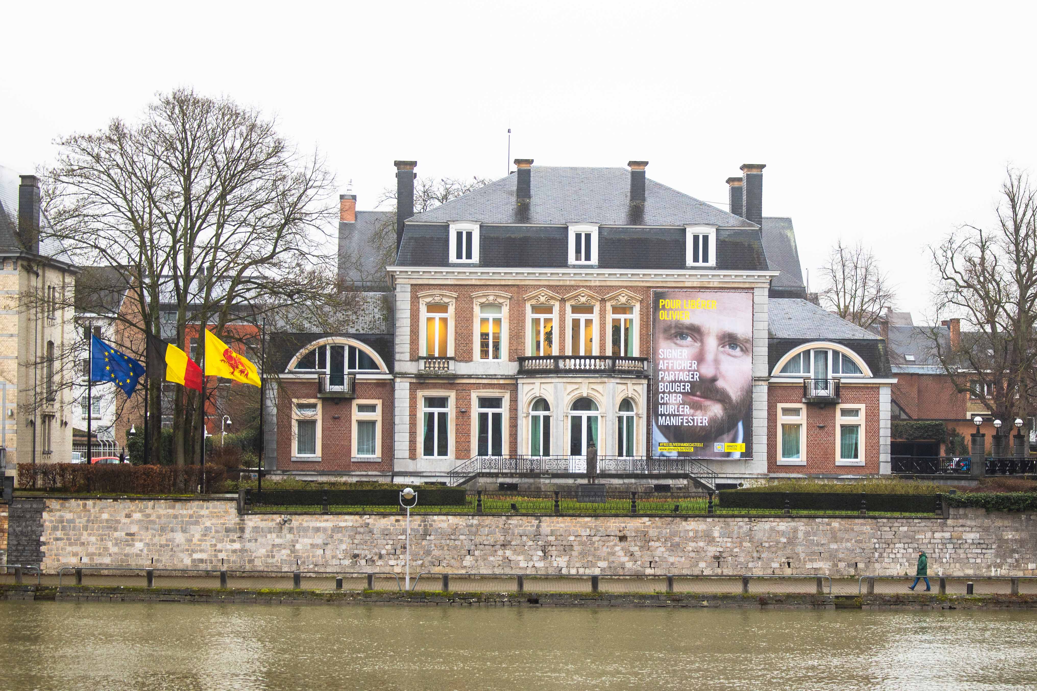 Une bâche de soutien à Olivier Vandecasteele sur la façade de l’Elysette à Namur